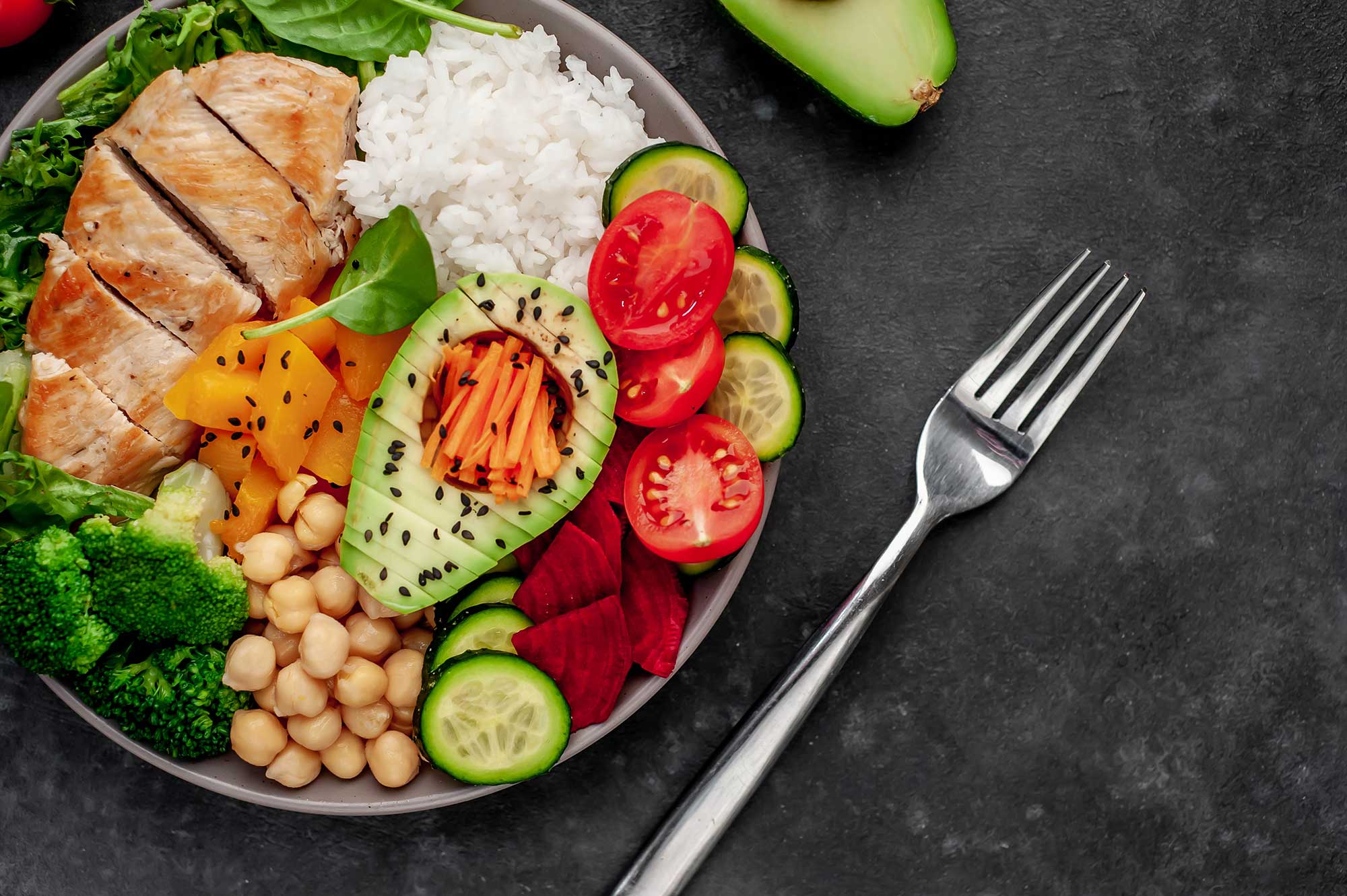 bowl-buddha-rice-chicken-breast-broccoli-pumpkin-avocado-chickpeas-carrots-cucumber-beets